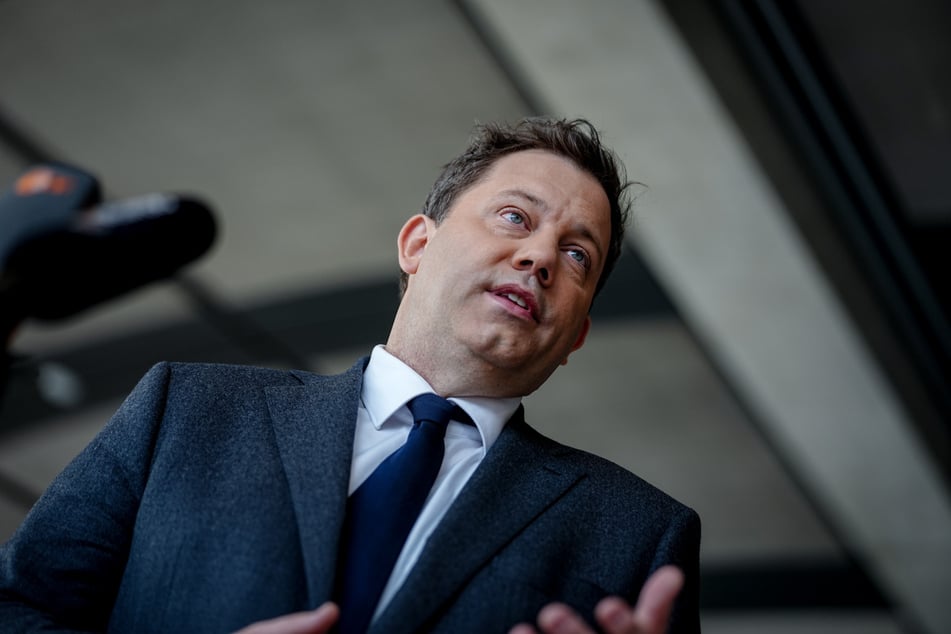 Lars Klingbeil (48, SPD) will beim Energie-Gipfel über Entlastungen bei hohen Spritpreisen beraten.