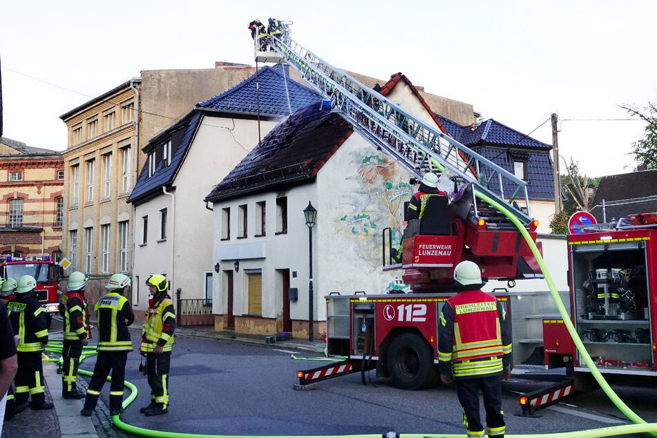 In der Altenburger Straße brannte der Dachstuhl eines Hauses.