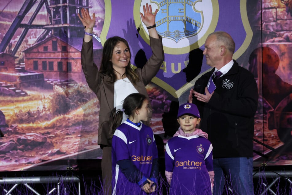 FCE-Mitglied, Stargast, zweifache Rodel-Olympiasiegerin: Julia Taubitz (30, l.) kam zum Geburtstag vorbei.