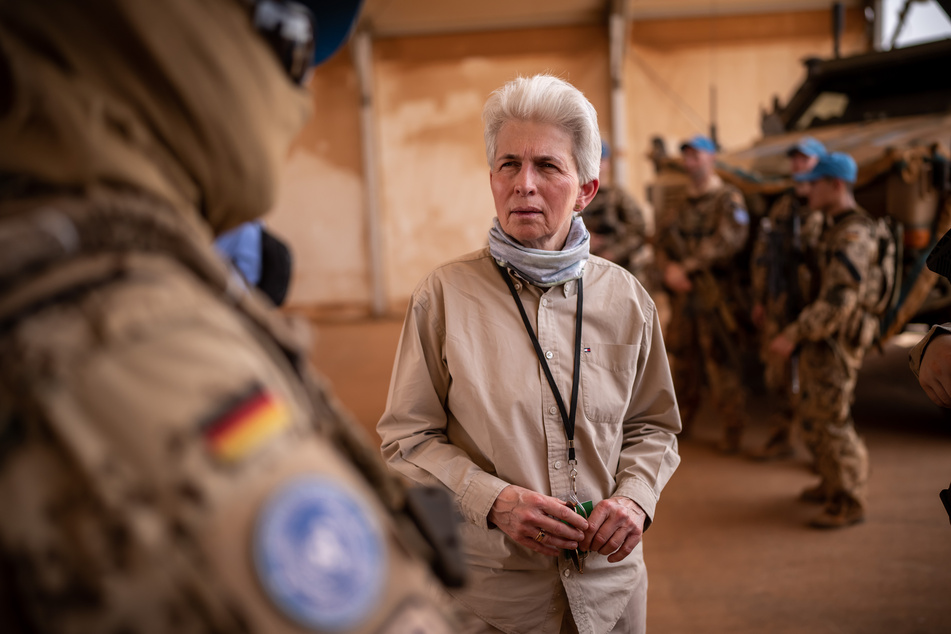 Die FDP-Verteidigungspolitikerin Marie-Agnes Strack-Zimmermann (65) im Feldlager Camp Castor.