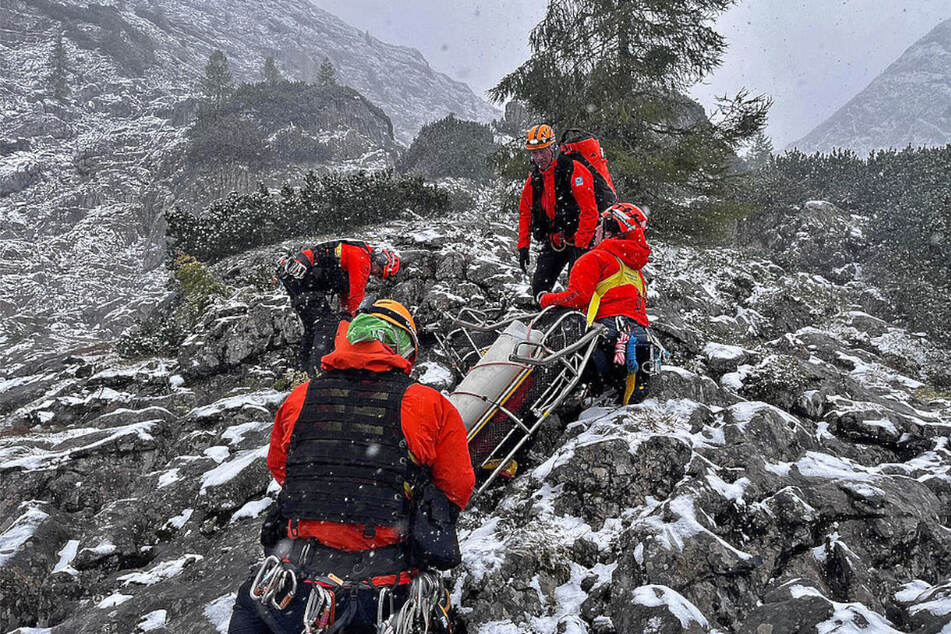 Da sich der Zustand des Mannes verschlechterte und der Heli nicht zum Einsatzort kam, organisierte die Bergwacht eine aufwendige Rettung zu Fuß.