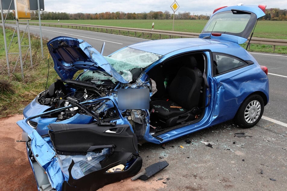 Ein Opel und ein Sattelzug waren miteinander kollidiert. Der Opel wurde dabei schwer beschädigt.