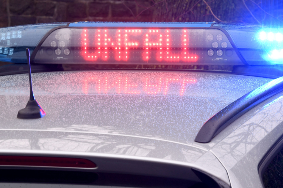 Die Leuchtschrift "Unfall" auf dem Dach eines Polizeiwagens. (Symbolfoto)
