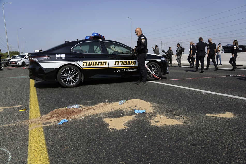 Bei einem Anschlag in Israel hat ein Attentäter auf einer Straße auf Autofahrer geschossen.