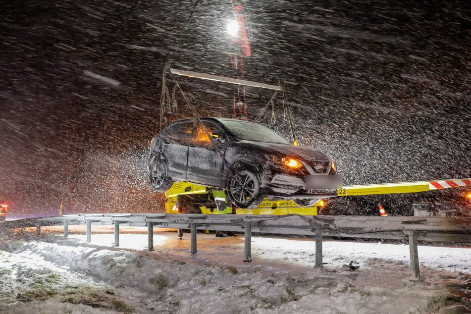 Winter-Unfall auf der S258 bei Elterlein: Ein Nissan musste in der Nacht auf Montag abgeschleppt werden.