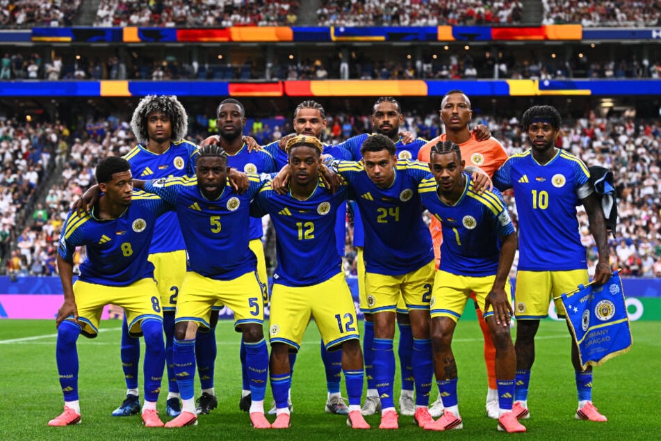Offenbar keiner der DFB-Stars hat sich nach Abpfiff der Partie für diese besonderen Trikots von Curacao interessiert.