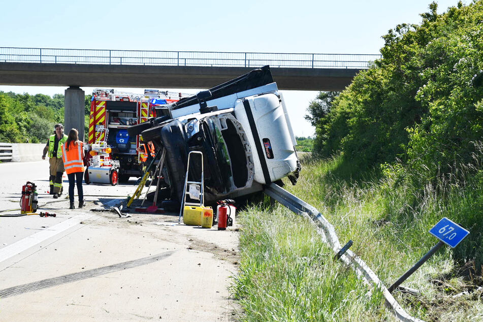 Der Transporter schleuderte über die Autobahn und kippte danach um.