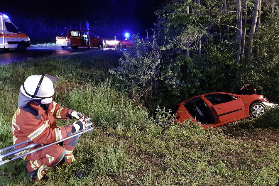 Die Feuerwehr musste drei der Insassen befreien, da sie in dem Peugeot eingeklemmt waren.
