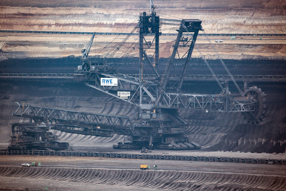 15.000 Arbeitsplätze sind direkt und indirekt von der Braunkohle abhängig. Noch bevor diese Jobs wegfallen, sollen die Weichen für einen Neustart gestellt werden.