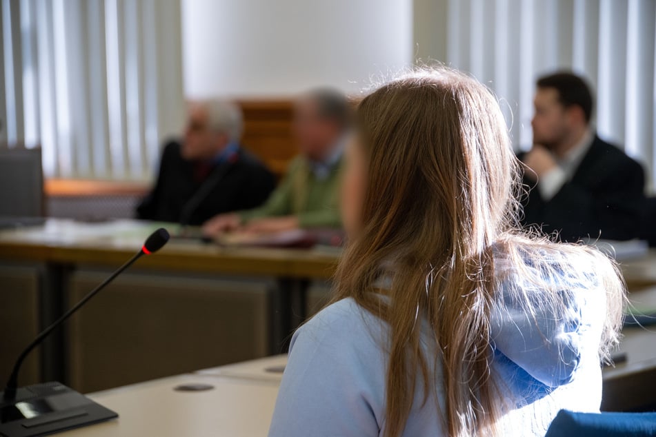 Hinter der Mutter des getöteten Jungen sitzt der Angeklagte (2.v.l) und seine beiden Rechtsanwälte im Gerichtssaal.