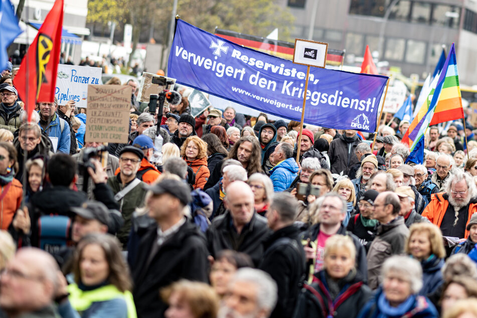 "Die Nato ist der Aggressor": 1500 Demonstranten bei Ostermarsch für Waffenstillstand