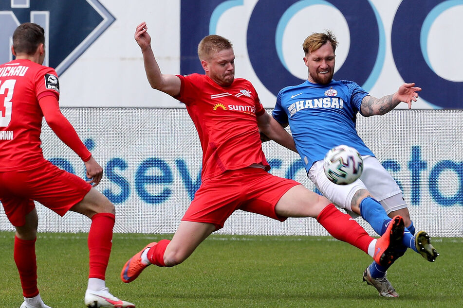 Löhmannsröben (30, r.) hier im Duell mit Zwickaus Lars Lokotsch (25). Am Mittwoch könnte es ein Wiedersehen geben.