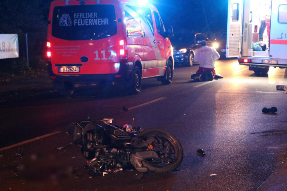 Das Motorrad liegt nach dem Unfall auf der Straße.