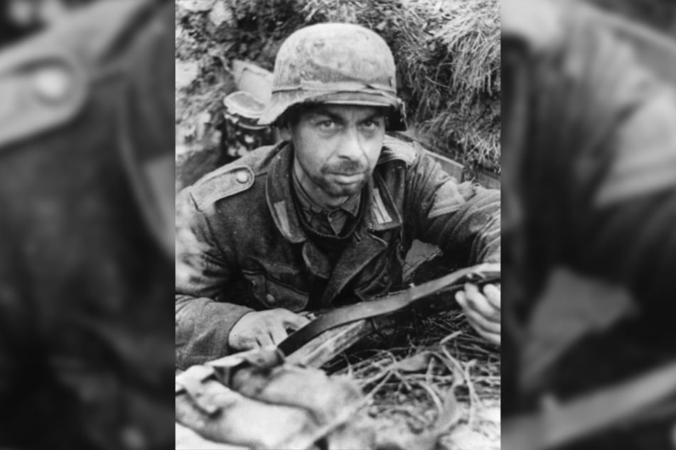 Ein Wehrmachtssoldat an der Ostfront. Liegt so eine Uniform im Schmiedeberger Wald verteilt? (Symbolfoto)