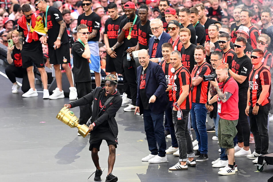 Frimpong bei der Bayer-Pokalparty im Mai. Titel hat der 23-Jährige für die Werkself schon eingeheimst.