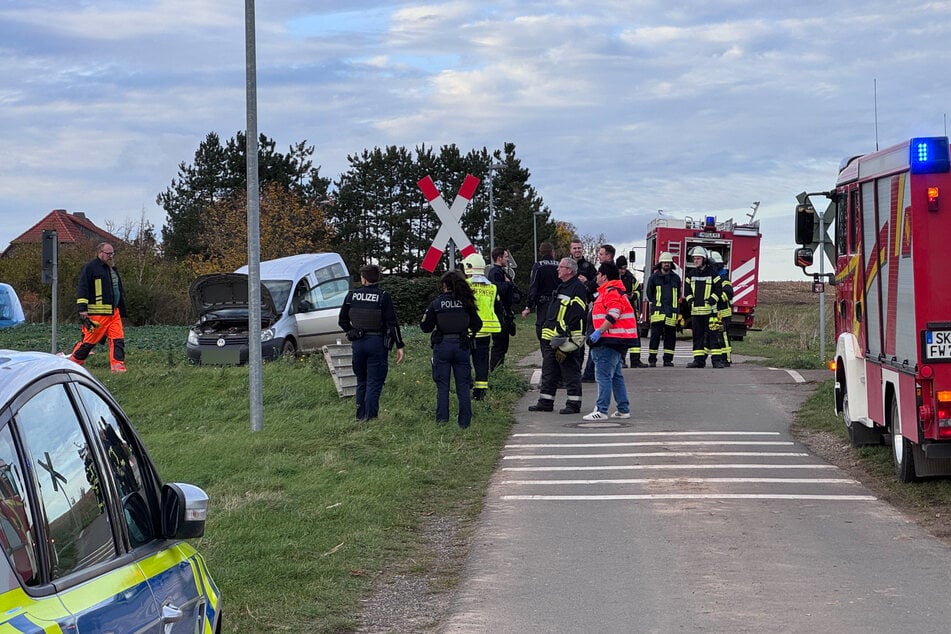 Mehrere Einsatzkräfte sind im Einsatz. Unter anderem Feuerwehrkräfte aus Bad Lauchstädt, Mücheln, Oechlitz und Langeneichstädt sind vor Ort.