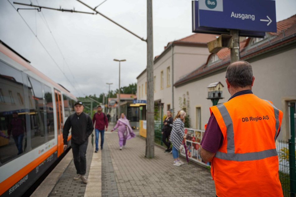 Noch immer steht alles still: Mitarbeiter der Deutschen Bahn versuchen das Chaos zu managen.