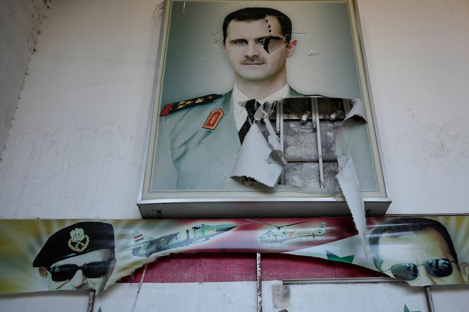 Das Plakat des gestürzten Machthabers Assad an einem Gefängnis wurde zerrissen - ein Zeichen, dass nun Rebellen die Macht in Syrien innehaben.