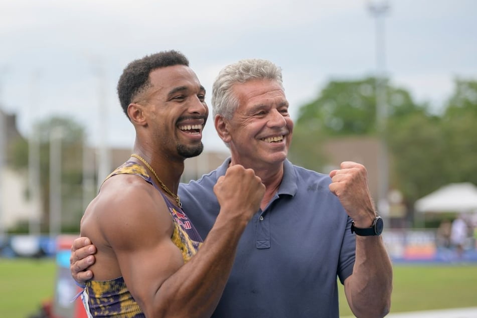 Zehnkampf-Legenden unter sich: Beim Leichtathletik-Meeting in Ratingen posierte der 68-Jährige mit Weltmeister Leo Neugebauer (26).