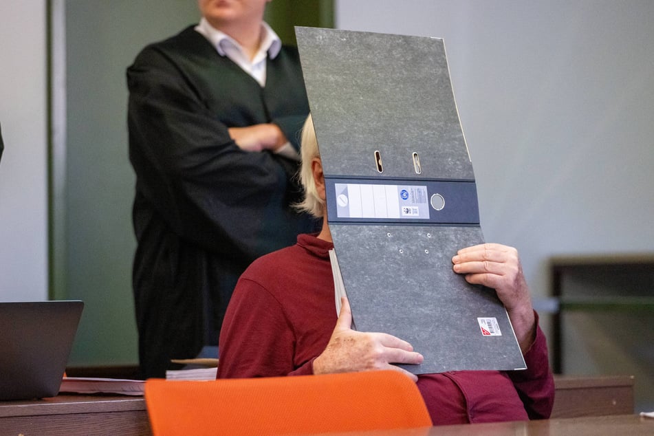Der Angeklagte versteckte sich beim Prozess-Auftakt hinter einem Ordner.