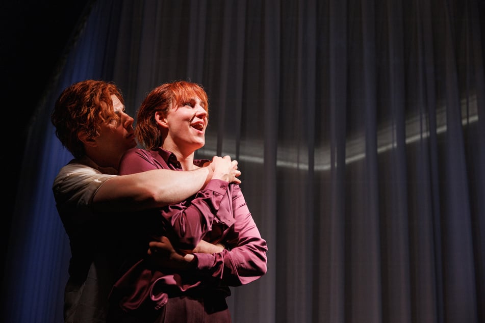 Jetzt bin ich frei: Die Kammeroper "As One" mit Gabriel Rollinson (Bariton) und Mezzosopranistin Dominika Škrabalová erzählt vom Einswerden einer trans*Person.