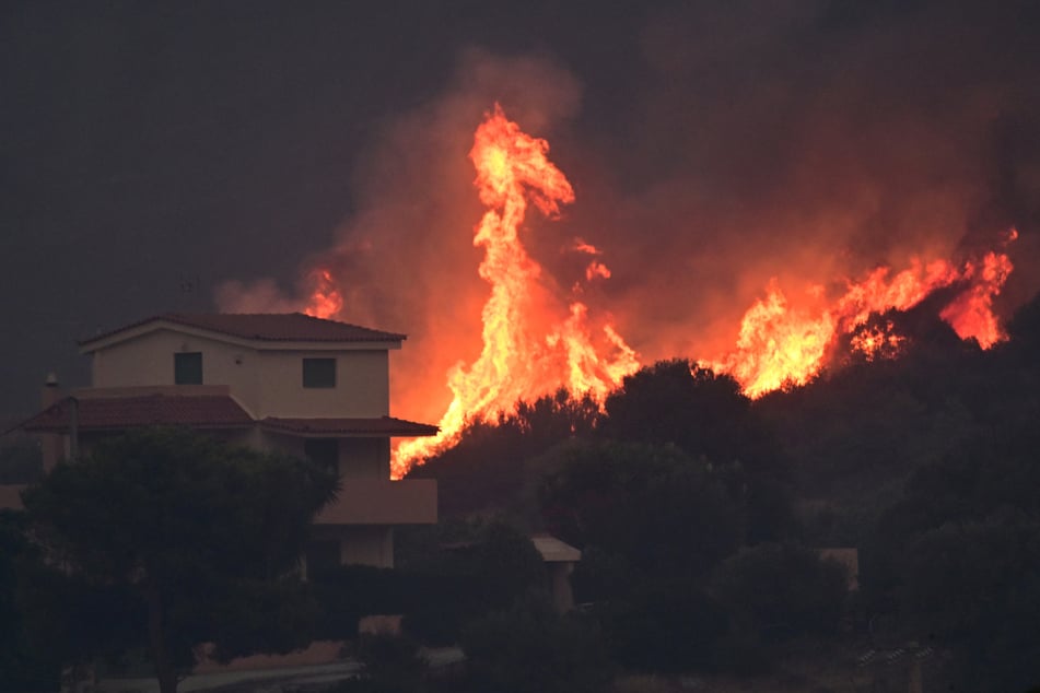 Tausende Menschen mussten bereits ihr Hab und Gut zurücklassen und vor dem lodernden Inferno flüchten.
