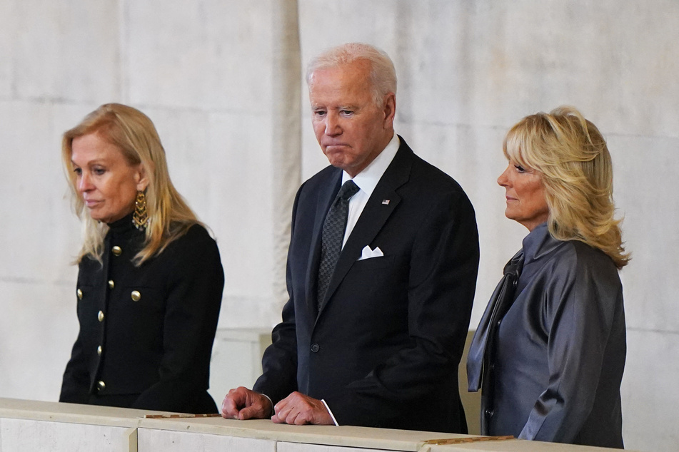 Joe Biden (79, M.) und seine Frau Jill (71) erweisen Königin Elizabeth II. die letzte Ehre.