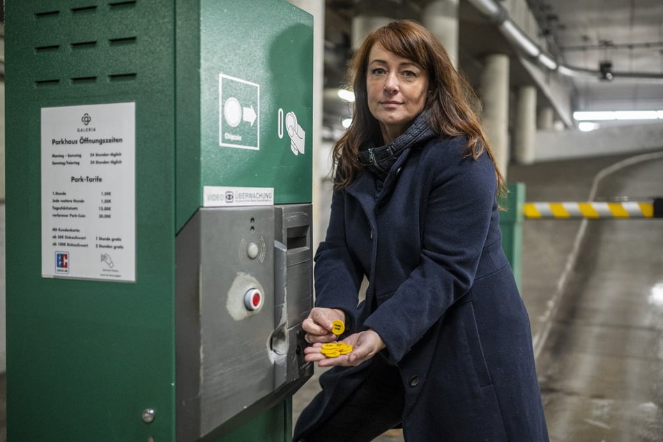 Mitarbeiterin Sandra Prause (47) steht an einem der Automaten, aus denen S. die Parkmünzen erhielt.