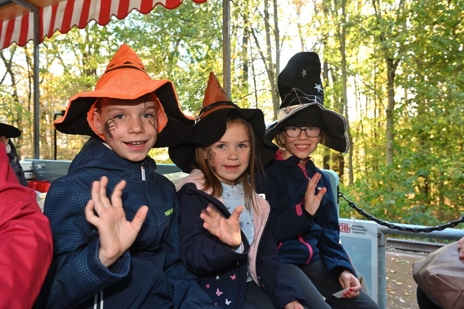 Malte (8, v.l.), Mara (4) und Valeska (9) freuten sich über die Halloween-Fahrt der Parkeisenbahn.
