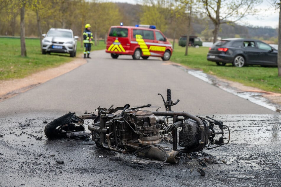 Hier war nichts mehr zu retten: Das Moped brannte komplett ab.