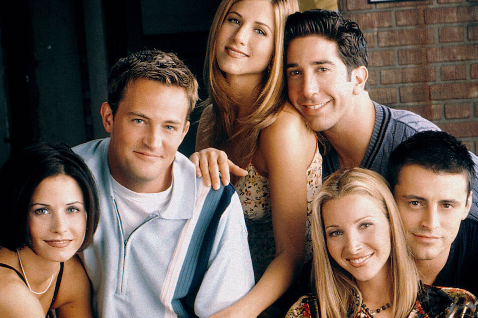 The cast of Friends from l to r: Courtney Cox, Matthew Perry, Jennifer Aniston, David Schwimmer, Lisa Kudrow, and Matt LeBlanc.