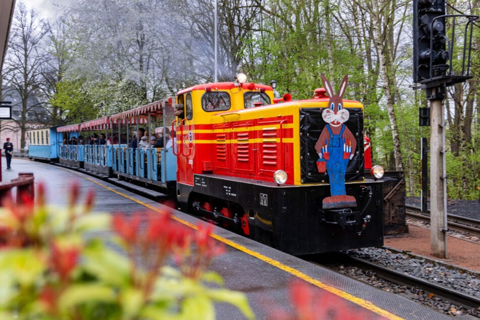 Bei der Parkeisenbahn schaut auch der Osterhase vorbei.