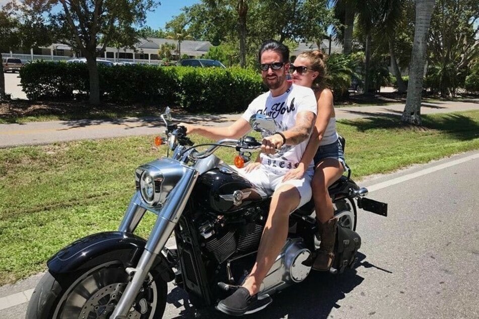 Laura Müller (20) und Michael Wendler (48) düsen gern mal ohne Helm auf dem Motorrad umher.
