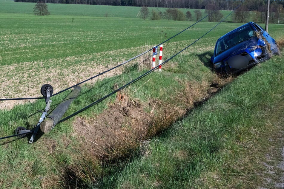 Die Fahrerin hat bei dem Unfall einen Telefonmast zum Einsturz gebracht.