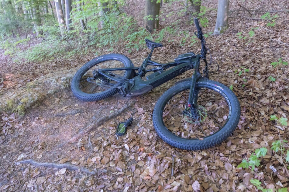Mountainbike-Ausflug endet tödlich: Mann stürzt und stirbt in Wald