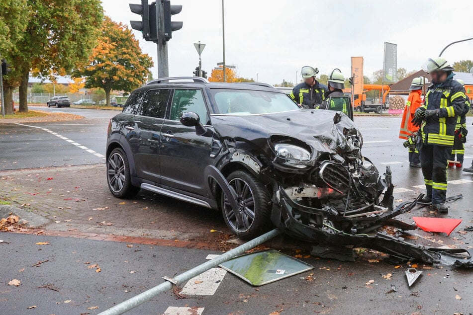 Linienbus übersieht Mini: Zwei Personen verletzt, Fahrzeuge stark beschädigt