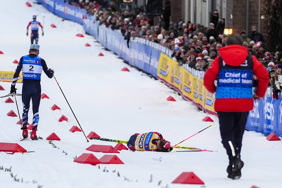 Der norwegische Skilangläufer Johannes Hösflot Kläbo (29) liegt bäuchlings im Schnee und hält sich den Kopf.