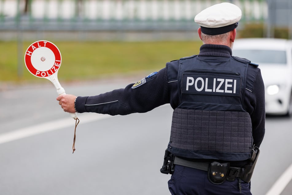 Der Polizist wurde bei der Fluchtaktion des Mannes verletzt. (Symbolbild)