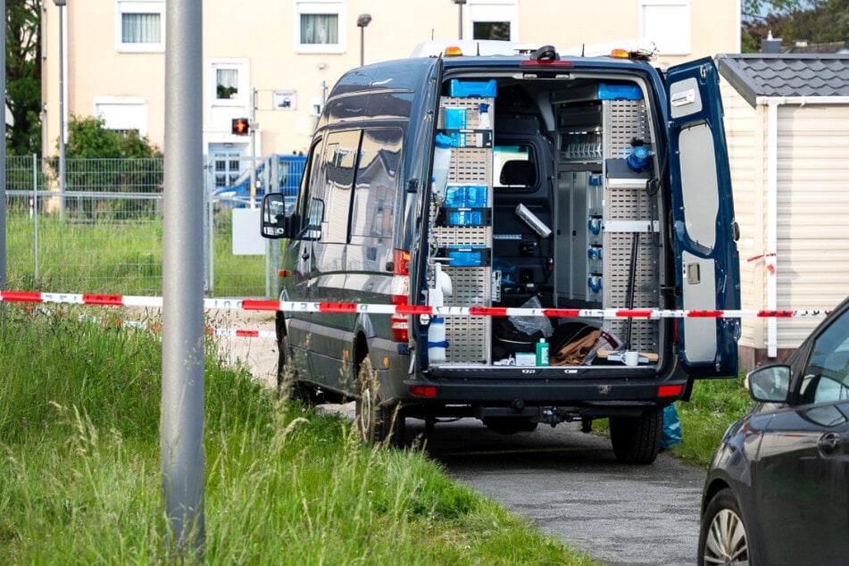 Der Tatort wurde abgesperrt und auf Spuren untersucht - in einer Flüchtlingsunterkunft in Oberursel kam es zu einer tödlichen Attacke.