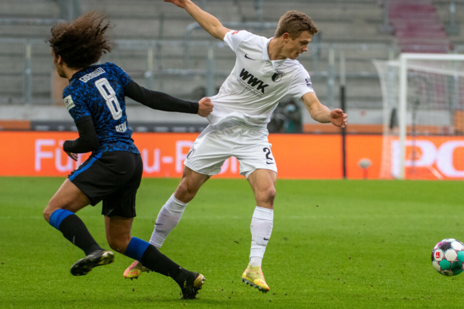 Herthas Matteo Guendouzi (l.) im Zweikampf mit Augsburgs Robert Gumny.