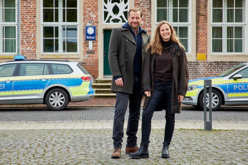 Frank Weller (Christian Erdmann, 46) und Ann Kathrin Klaasen (Picco von Groote, 40) drehen fürs ZDF.