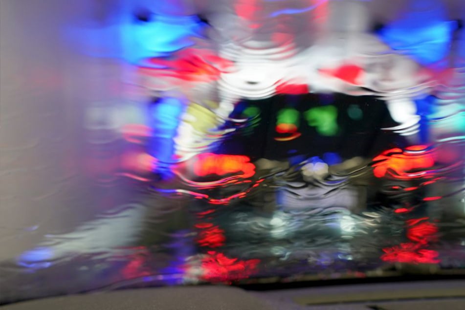 Kleinkind nach Autounfall an Waschanlage in Lebensgefahr