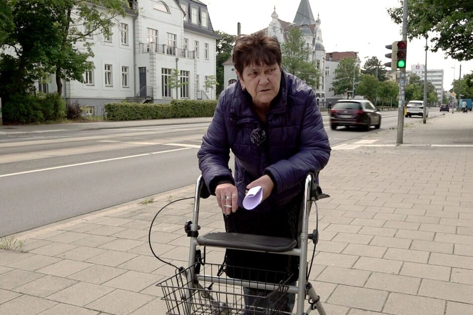 Regina (71) hat Schulden, weil das Sozialamt ihre Miete nicht bezahlt hat.