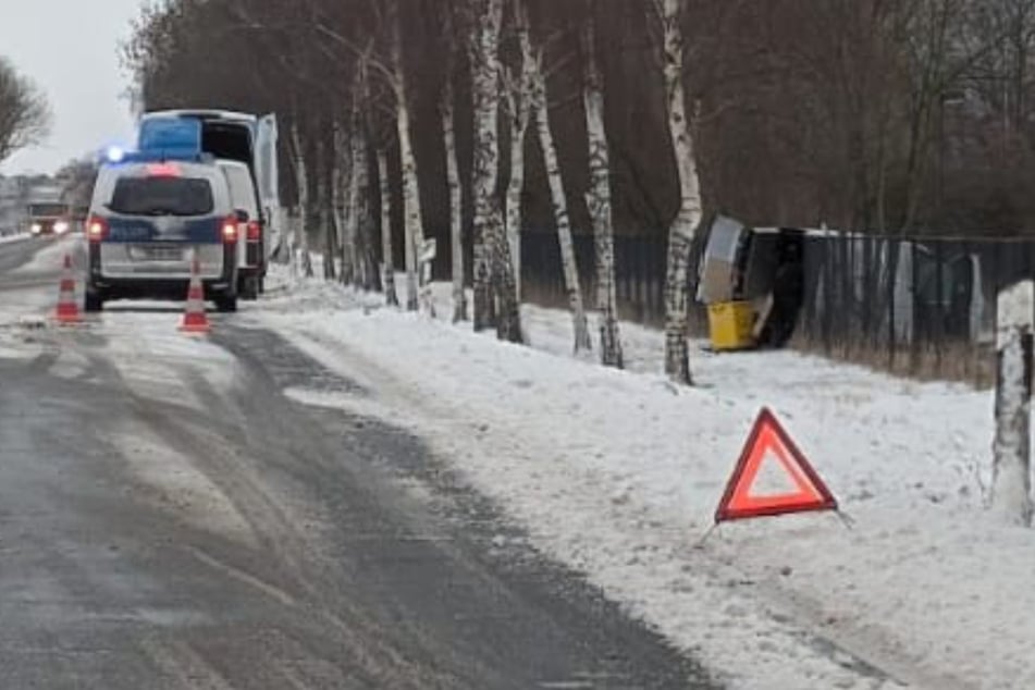 Paketauto kommt von Straße ab und bleibt in Zaun stecken