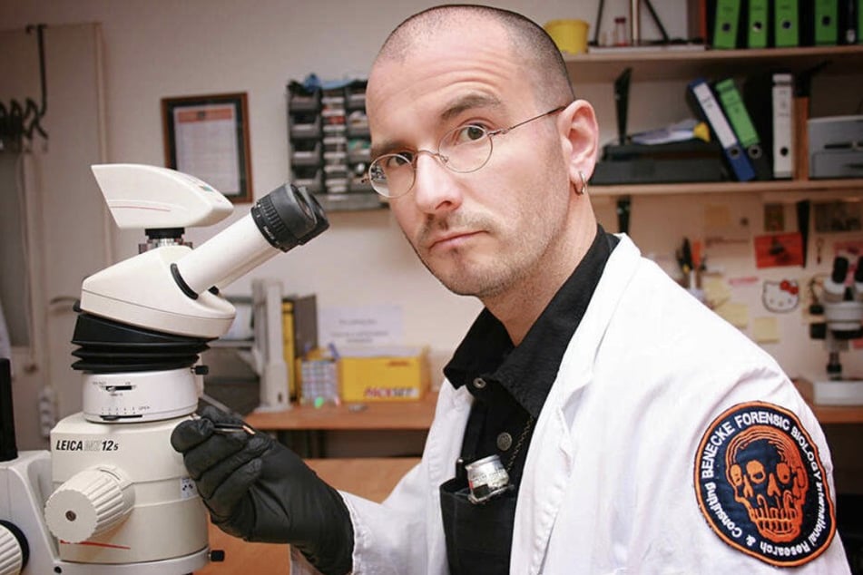 Unter seinem Mikroskop liegen manchmal schauerliche Dinge: Kriminalbiologe Mark Benecke (51).