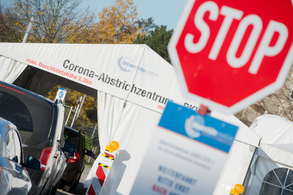 Ein Schriftzug "Corona-Abstrichzentrum“ weist auf das Testzentrum für Corona-Verdachtsfälle hin.