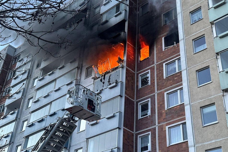 Als die Feuerwehr vor Ort eintraf, brannte die betroffene Wohnung bereits lichterloh. Zur Brandbekämpfung setzten die Kameraden auch eine Drehleiter ein.