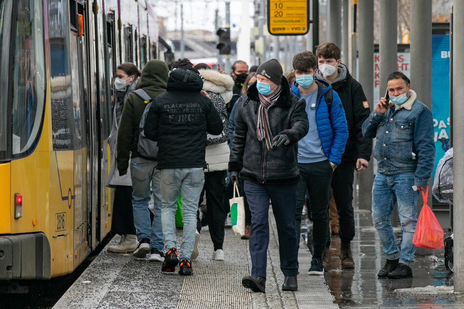 Trotz Lockdowns fahren die Dresdner wieder mehr Bus und Bahn. Die Auslastung liegt aktuell bei 50 Prozent im Vergleich mit den Zahlen vor Corona.