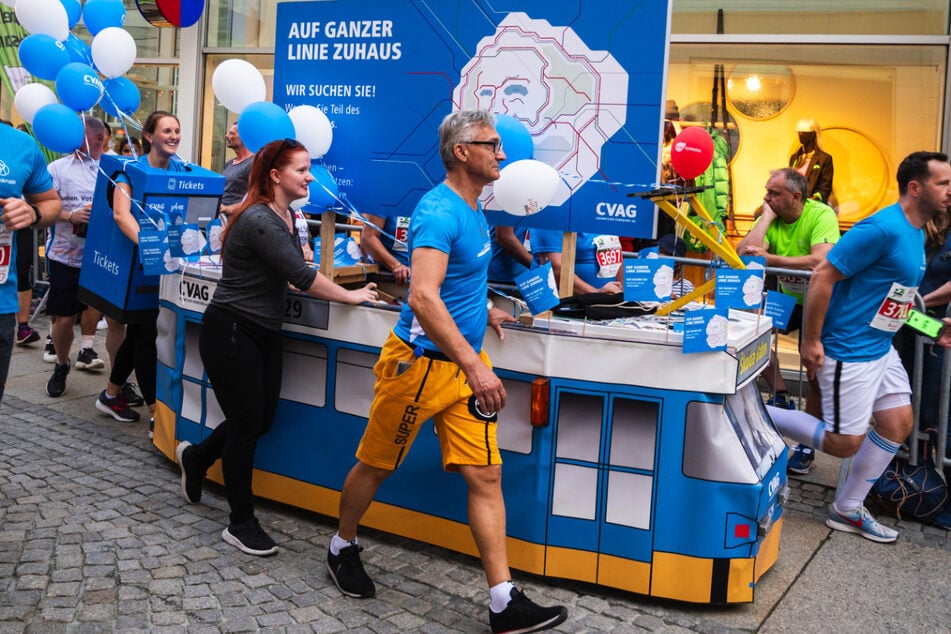 Gemeinsam bringt dieses Team auch eine Straßenbahn in Bewegung.
