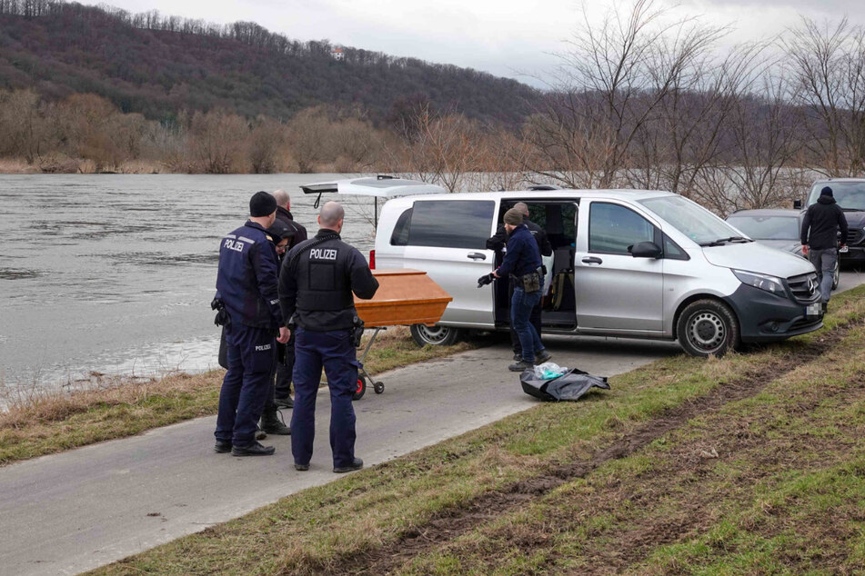 Am Dienstag wurde die Leiche eines Mannes am Elbufer in Coswig gefunden. Jetzt ist klar: Es handelt sich um den vermissten Segler (†36).